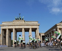 Start für den «ŠKODA Velothon» im Jahr 2011 am Brandenburger Tor. Foto: «ŠKODA Velothon»