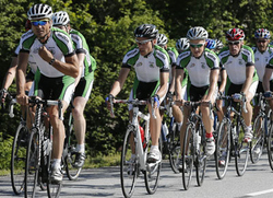 Beim «ŠKODA Aktiv Training» geht es über die Originalstrecken der Tour de France – wie hier bei der Tour 2012. Foto: Škoda